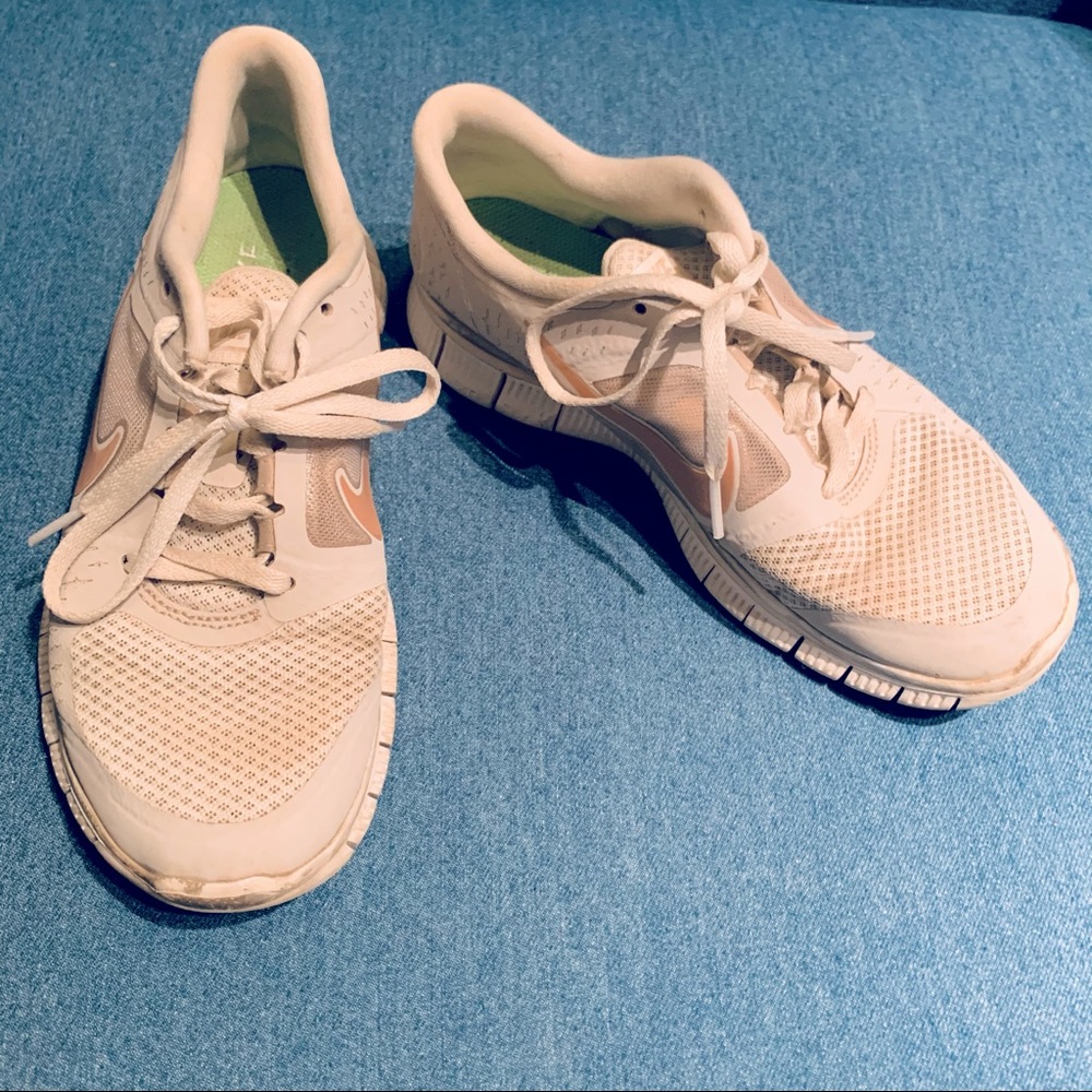 🍬3/$20 White and Baby Pink Nike Running Shoes🍬